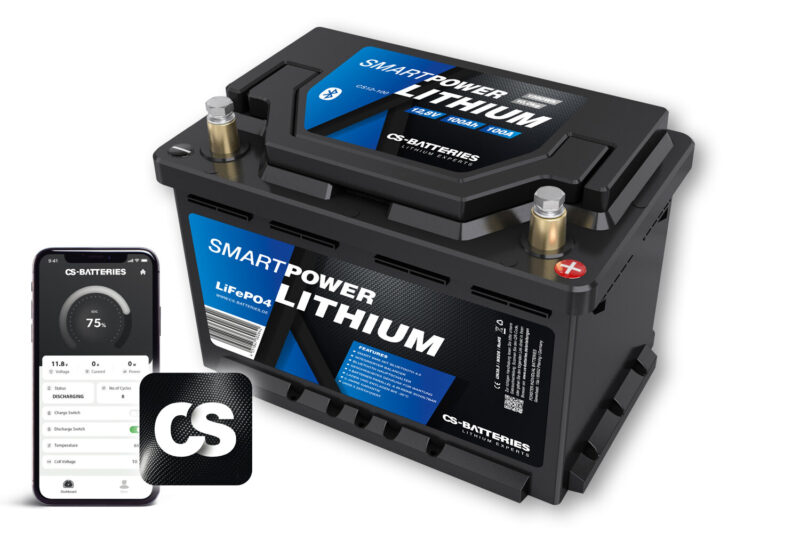 Abbildung einer 12,8V 100Ah SMART Power Lithium-Batterie mit robustem, rechteckigem Gehäuse. Auf der Oberseite befinden sich zwei Anschlussklemmen (Plus und Minus), seitlich ist ein Etikett mit technischen Daten sichtbar. Die Batterie ist für den Einsatz in Wohnmobilen, Booten und Energiespeichern konzipiert.