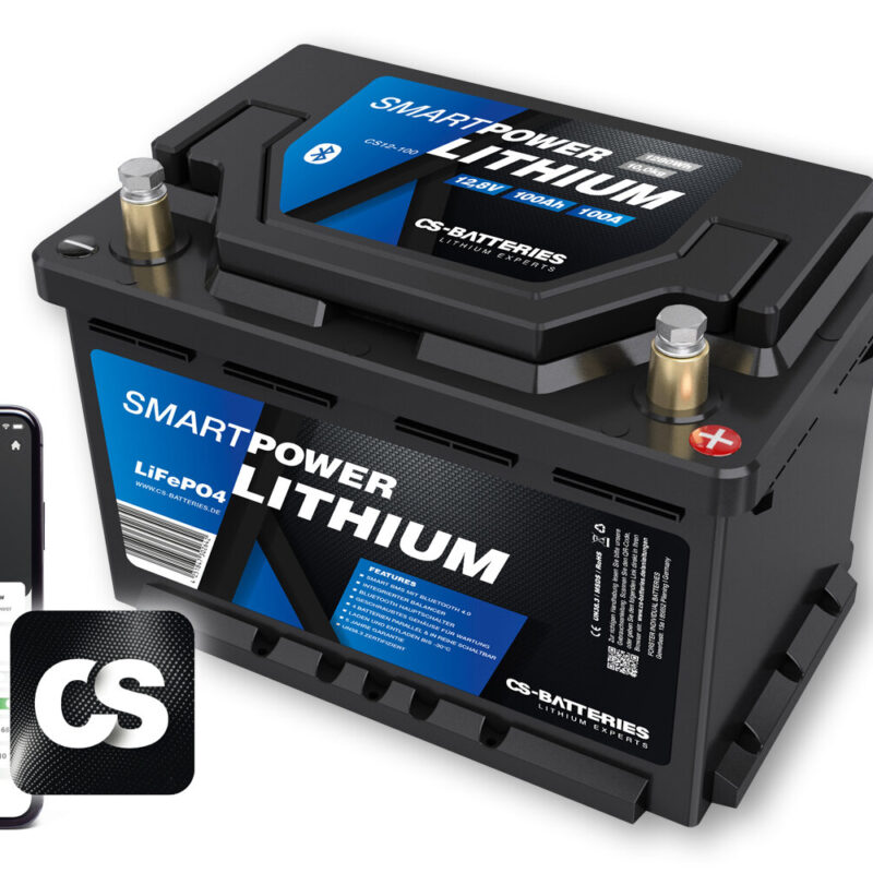 Abbildung einer 12,8V 100Ah SMART Power Lithium-Batterie mit robustem, rechteckigem Gehäuse. Auf der Oberseite befinden sich zwei Anschlussklemmen (Plus und Minus), seitlich ist ein Etikett mit technischen Daten sichtbar. Die Batterie ist für den Einsatz in Wohnmobilen, Booten und Energiespeichern konzipiert.